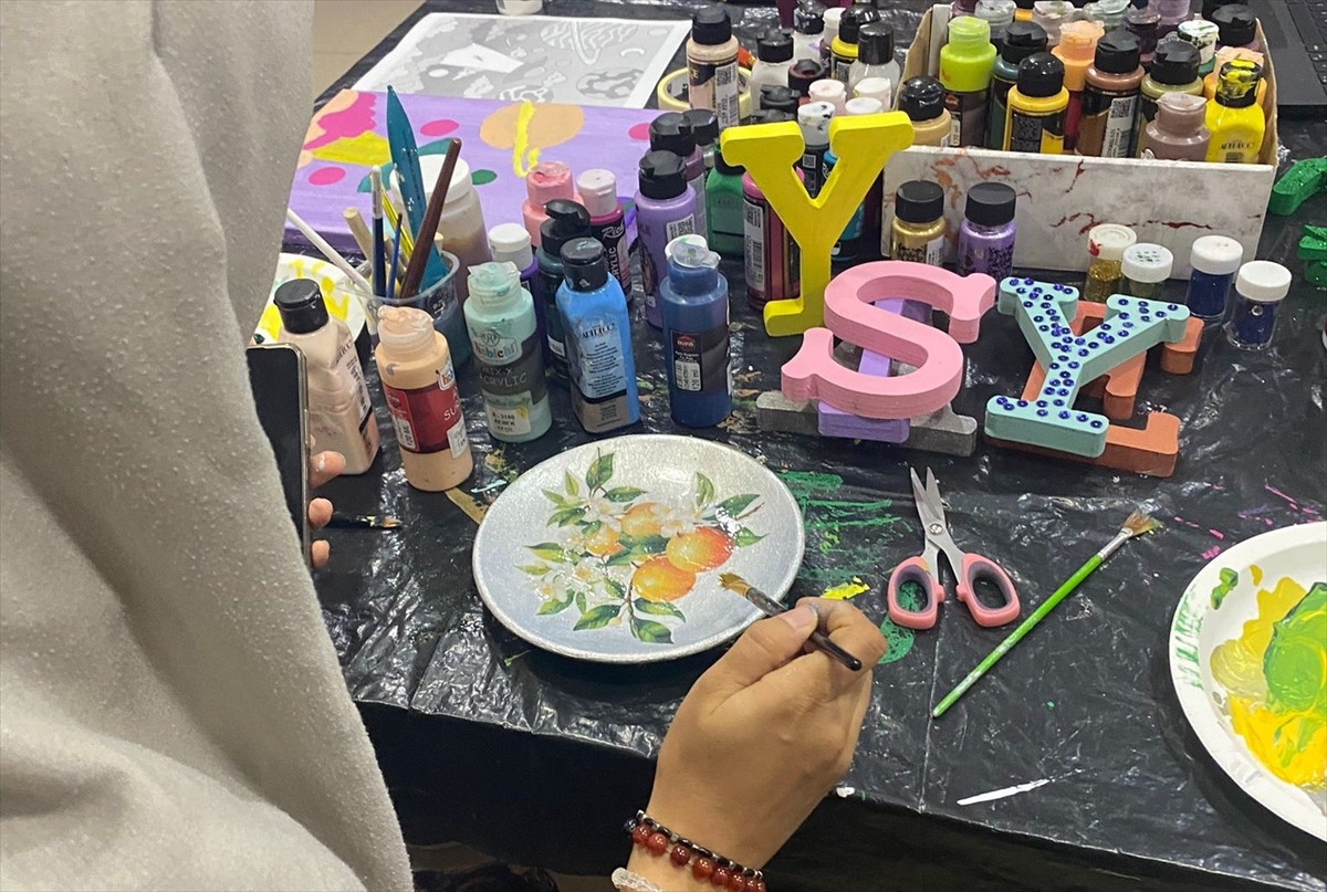 Yeşilay sayesinde bağımlılıktan kurtulan bireyler el sanatları kursunda hobi ediniyor