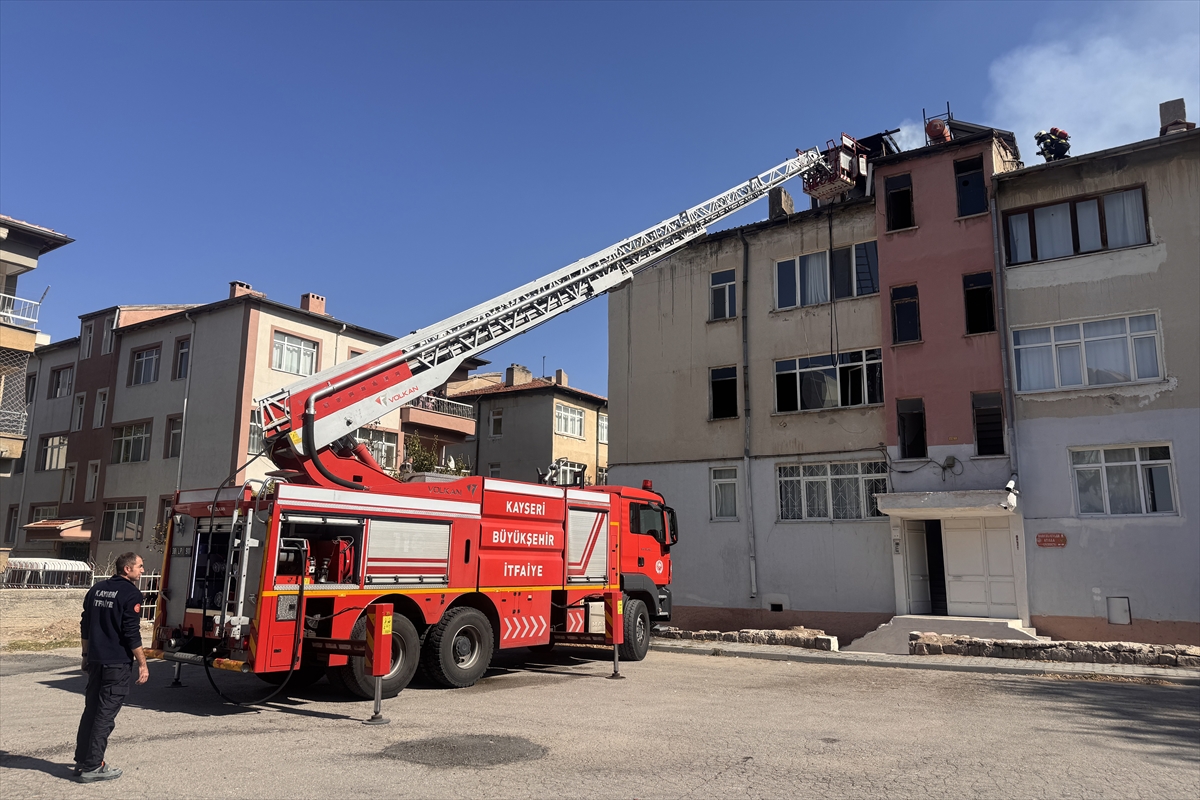 Kayseri'de 2 katlı binada çıkan yangın hasara neden oldu