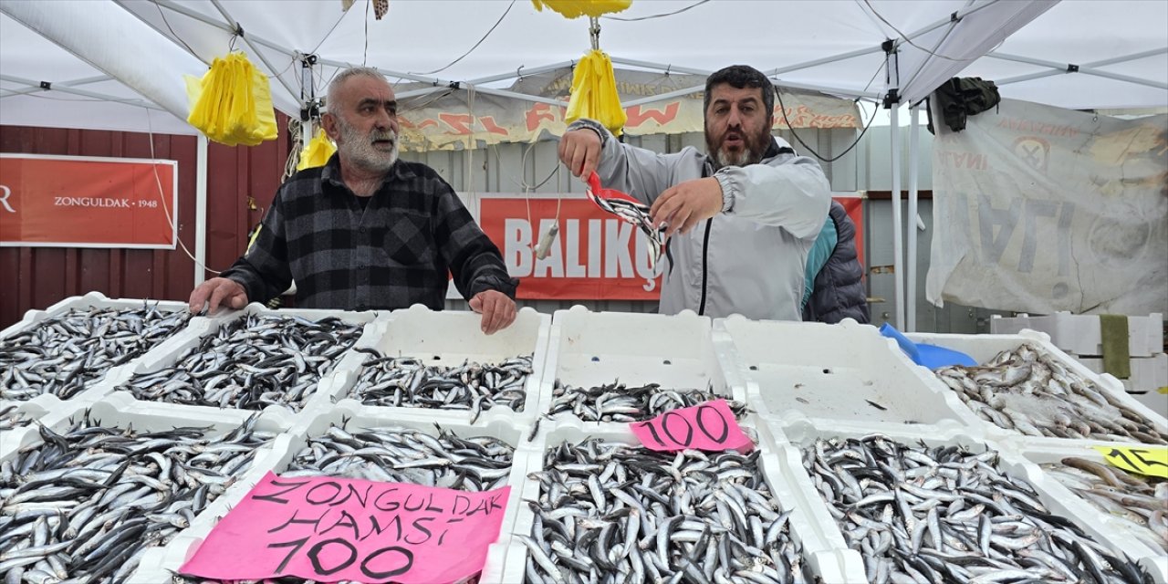 Zonguldak’ta hamsi bereketi tezgahlara yansıdı: Balık bol, fiyatlar düştü, vatandaş ucuz balıkla buluştu