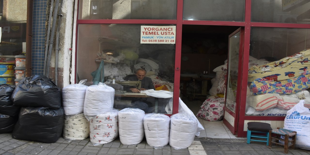 Trabzon’da 77 yaşındaki Temel Usta yarım asırlık emeğiyle yorgancılık geleneğini yaşatmaya devam ediyor