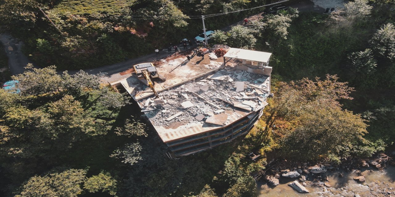 Rize’de Fırtına Vadisi’nde izinsiz yapılar yıkılıyor.