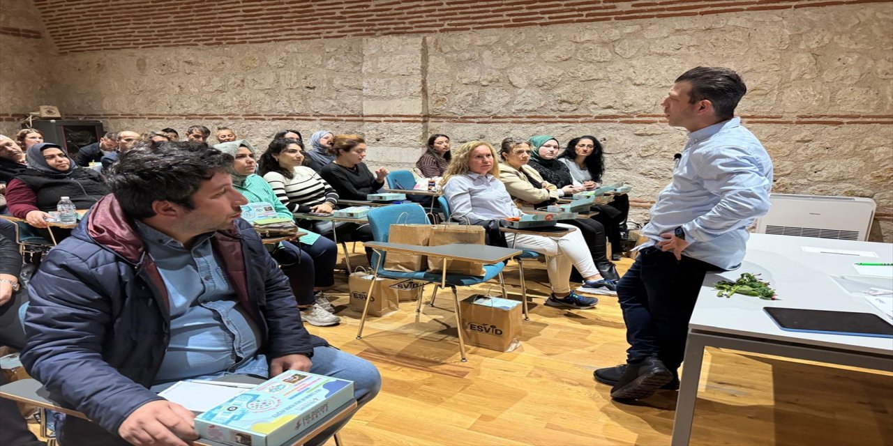 ESVİD’den Öğretmenler için “Taşınabilir Mikroskop” Atölyesi Rami Kütüphanesi’nde gerçekleştirildi