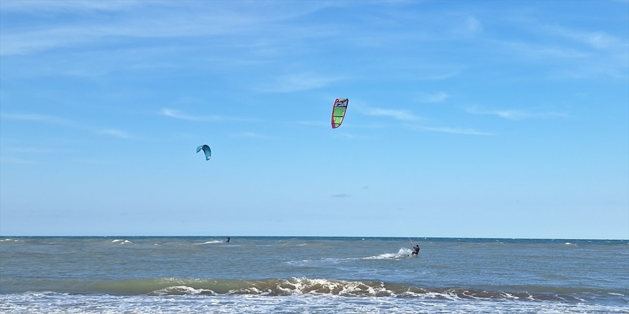 Karadeniz’de Rüzgar Tutkunları Bafra Sahilinde Kitesurf Keyfi Yaşadı