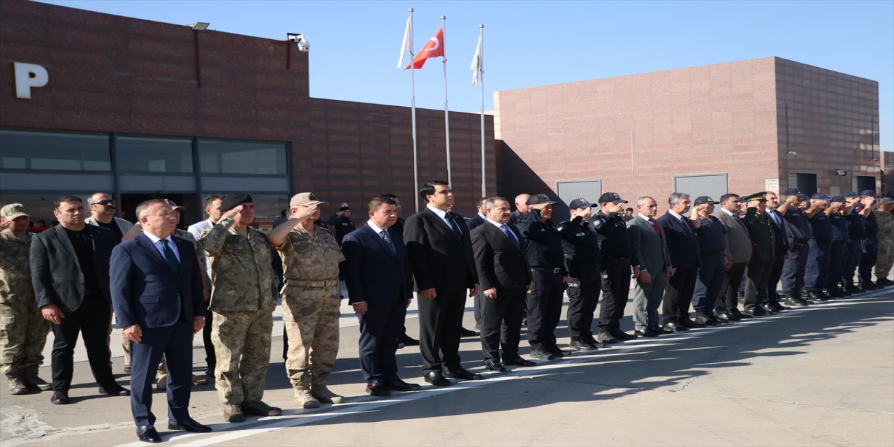 Tokat'ta eğitim sırasında rahatsızlanarak şehit olan Piyade Er Eyüp Güner, Gaziantep'te düzenlenen törenle toprağa verildi.