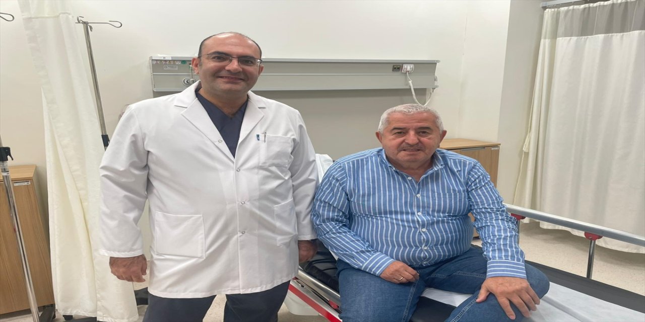 Giresun'da 66 yaşındaki Enver Kartal'ın yemek borusuna takılan 4 cm'lik kuzu kemiği, İstanbul'da yapılan endoskopiyle çıkarıldı.