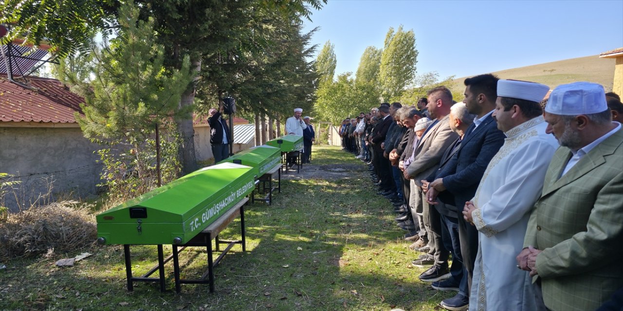 Amasya'da trafik kazasında 3 kardeş ve enişteleri hayatını kaybetti, Karacaören köyünde dualarla defnedildiler