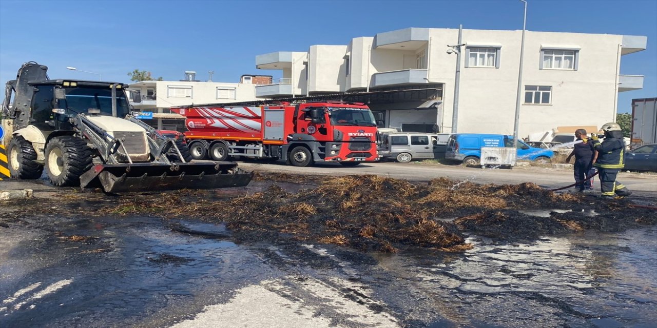 Antalya Serik'te traktördeki saman balyaları alev aldı, sürücü römorku ayırarak yangının büyümesini önledi