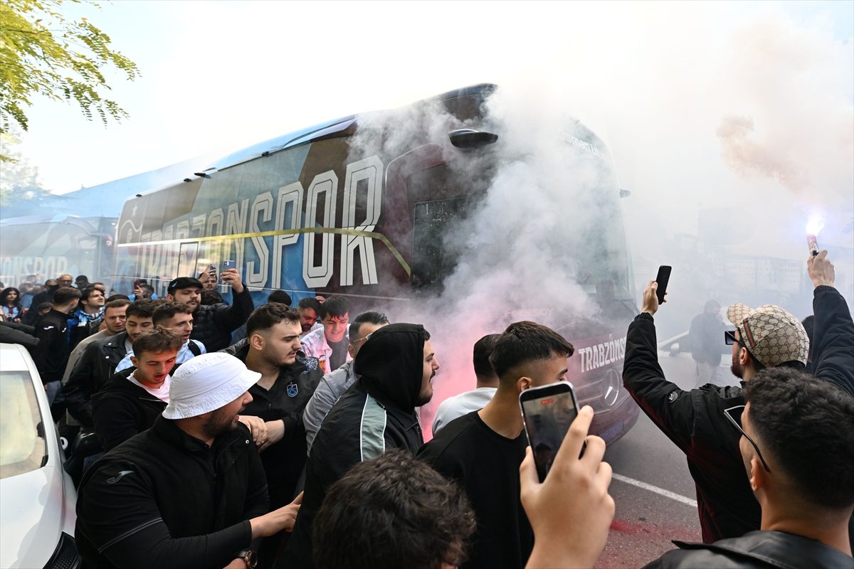 Trabzonspor taraftarı takımını Rize'ye uğurladı