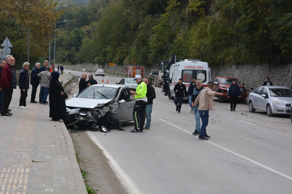 Kastamonu'da iki otomobilin çarpıştığı kazada 4 kişi yaralandı