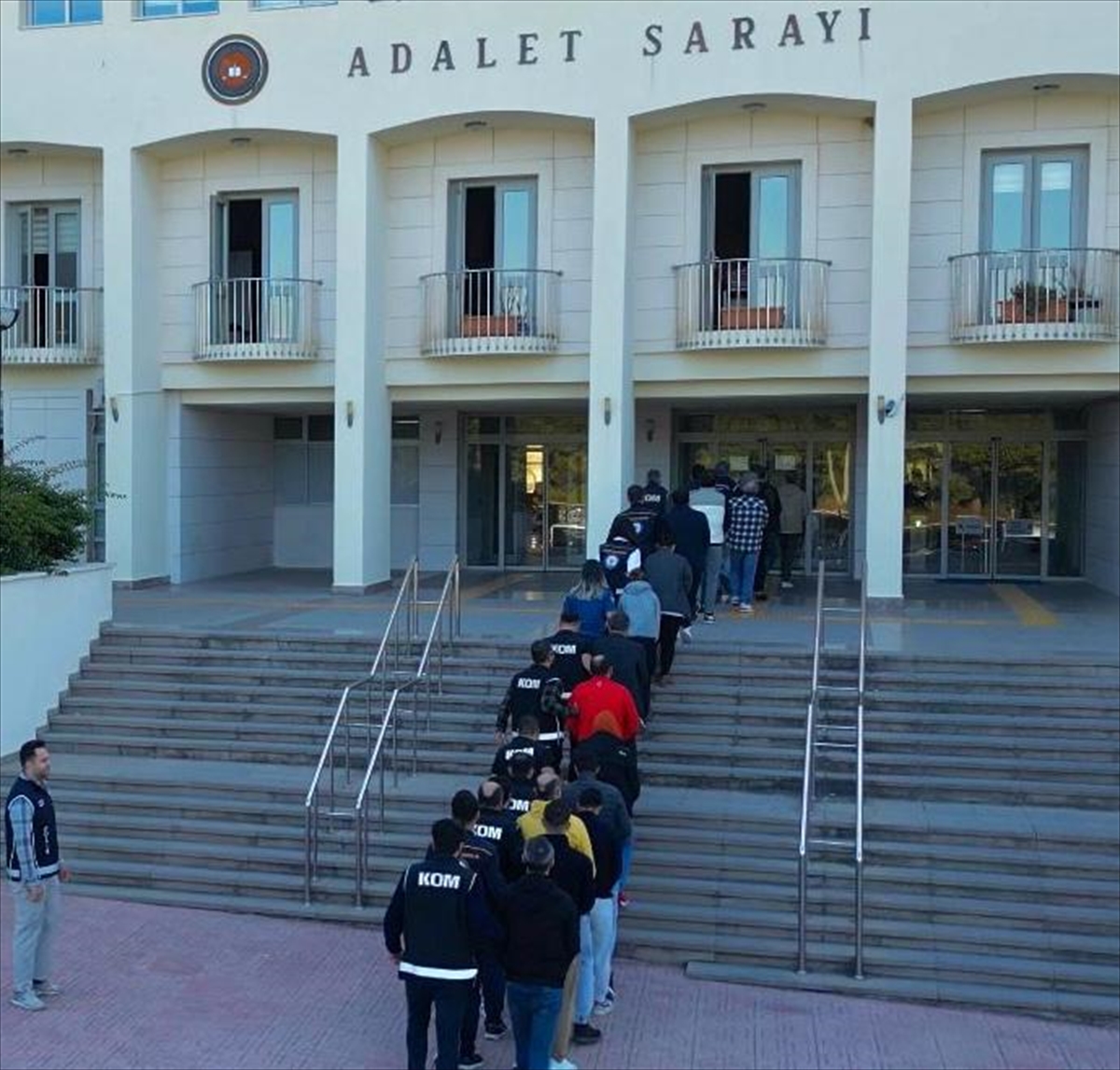 Düzensiz Göçmen sorunu devam ediyor. Bitlis'te tırın dorsesindeki gizli bölmede 20 düzensiz göçmen yakalandı