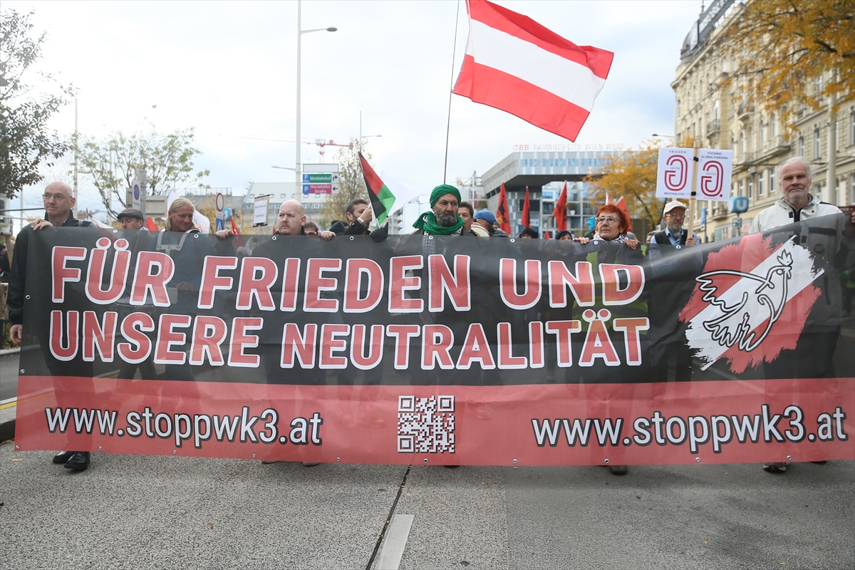 Avusturya'nın başkenti Viyana'da "barış, tarafsızlık ve egemen bir Avusturya için" gösteri yapıldı