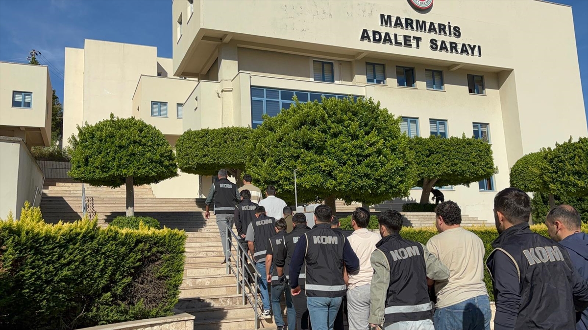 Marmaris’te tekneyle yurt dışına kaçmaya çalışan 8'i FETÖ sanığı 11 kişi tutuklandı