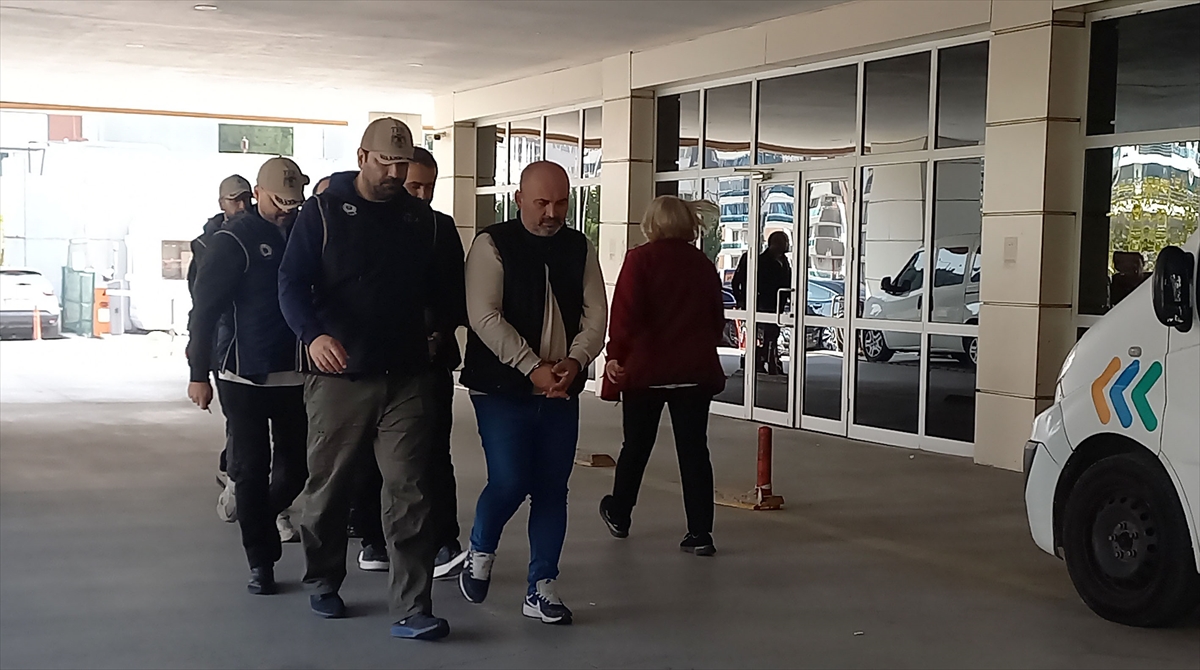 Manisa'da FETÖ operasyonunda yakalanan 3 şüpheli tutuklandı