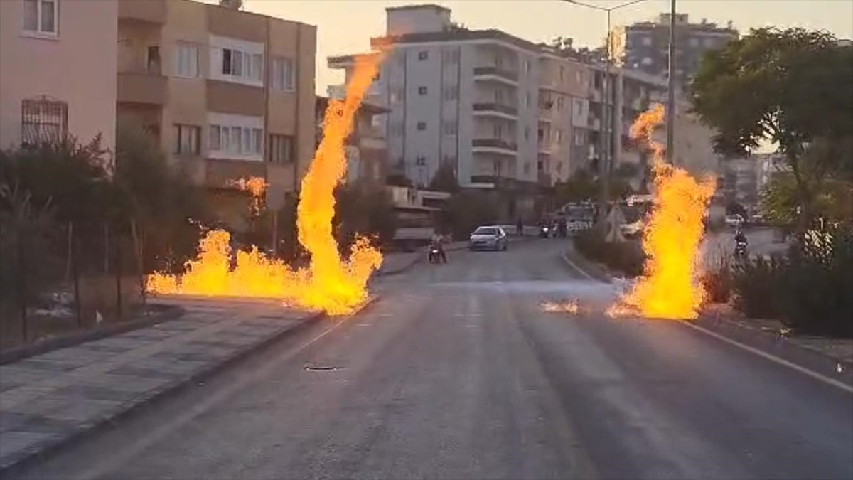 Mersin'de doğal gaz hattında çıkan yangında 2 kişi yaralandı