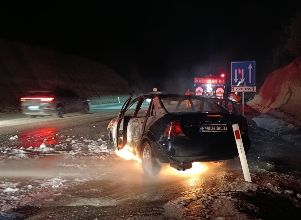 Bucak’ta çıkan yangında otomobil kullanılamaz hale geldi