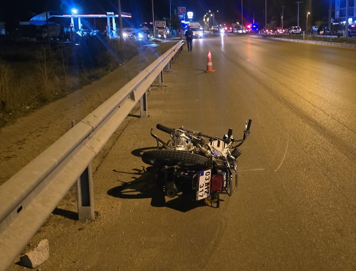 Afyonkarahisar'da otomobil ile motosiklet çarpıştı, 1 çocuk öldü, 2 kişi yaralandı
