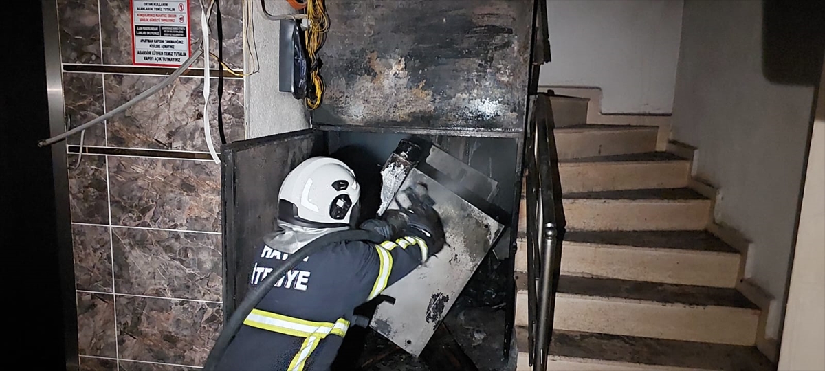 Hatay Arsuz’da elektrik panosu yangınında 2 kişi dumandan etkilendi