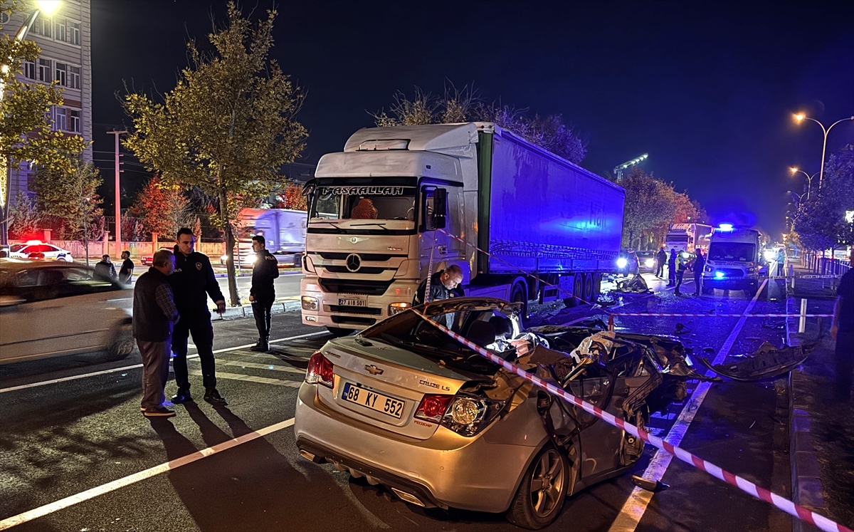 Kazalar Can Almaya Devam Ediyor. Aksaray'da tıra çarpan otomobildeki ağabey öldü, kardeşi ağır yaralandı
