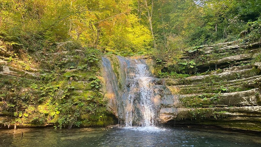 Erfelek Tatlıca Şelaleleri'nde sonbahar tüm renkleriyle hissediliyor