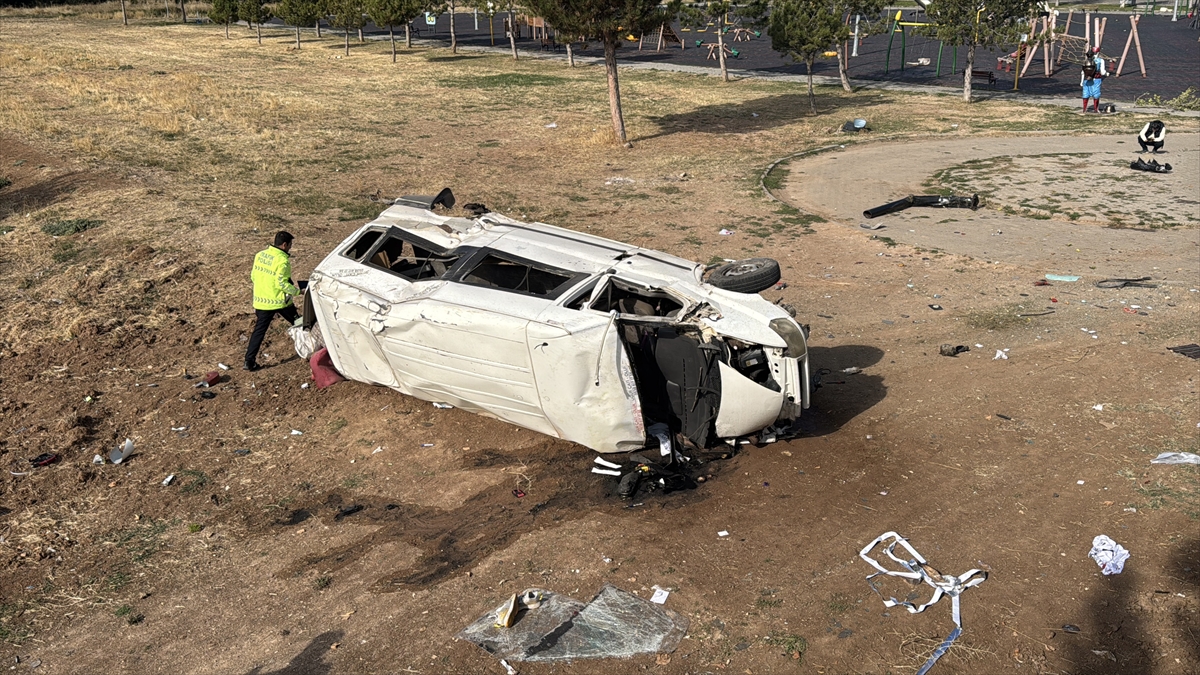 Sivas'ta devrilen minibüsteki 4 kişi yaralandı