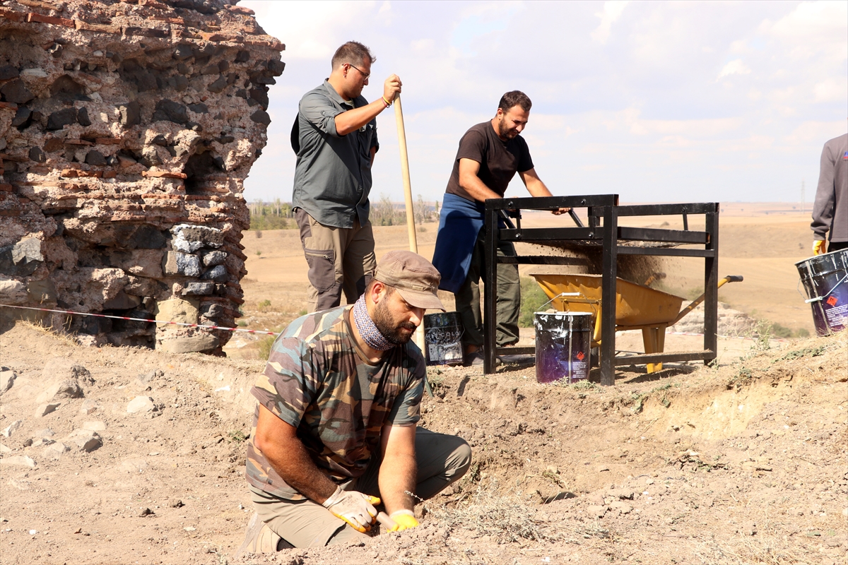 Çorlu Kalesi'ndeki kazılarda Roma, Bizans ve Osmanlı dönemlerinin izleri ortaya çıkarılıyor