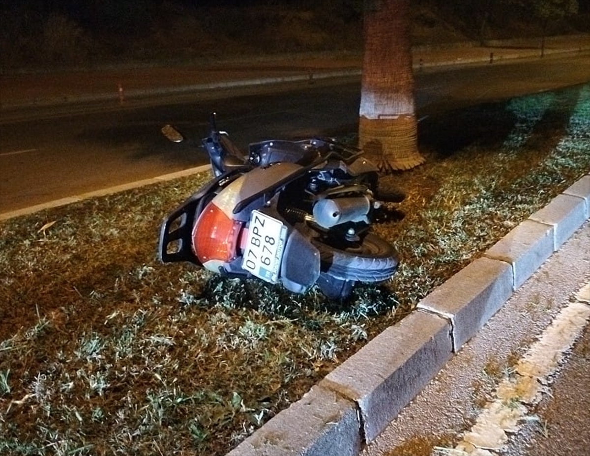 Antalya'da aydınlatma direğine çarpan motosikletin sürücüsü öldü