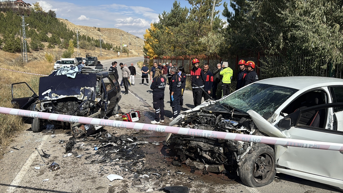 Sivas'ta iki otomobilin çarpıştığı kazada sürücülerden biri öldü diğer ağır yaralandı