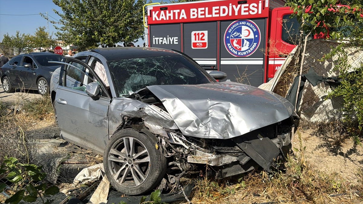 Adıyaman'da ambulans ile otomobilin çarpıştığı kazada 8 kişi yaralandı