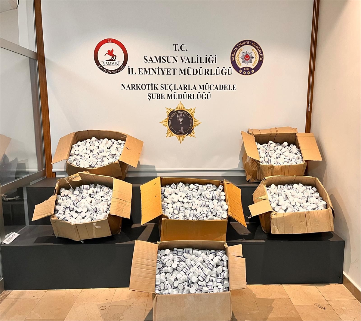 Samsun'da tıra gizlenmiş 153 bin 615 sentetik ecza ele geçirildi