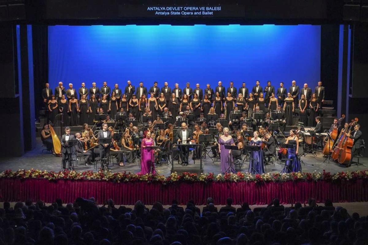 Antalya Devlet Opera ve Balesi sezonun ilk prömiyerini "Yevgeni Onegin" ile yaptı