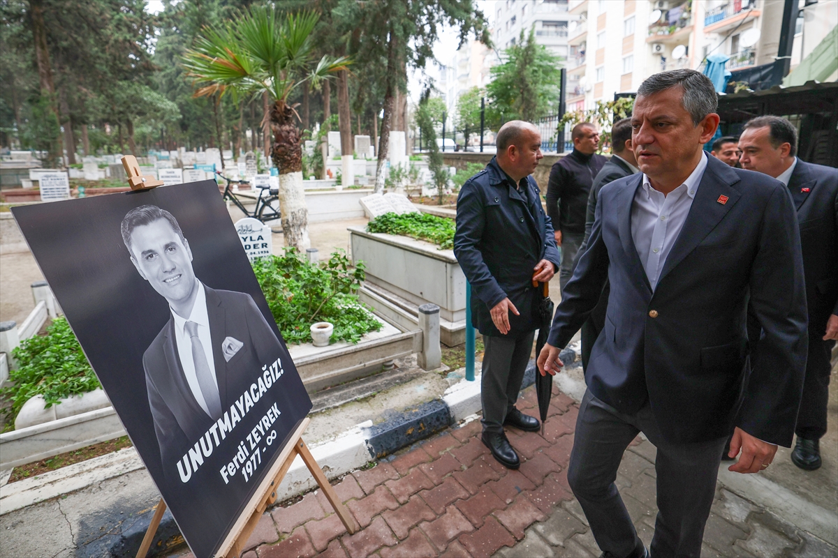 CHP Genel Başkanı Özel'den Ferdi Zeyrek'in kabrine ziyaret