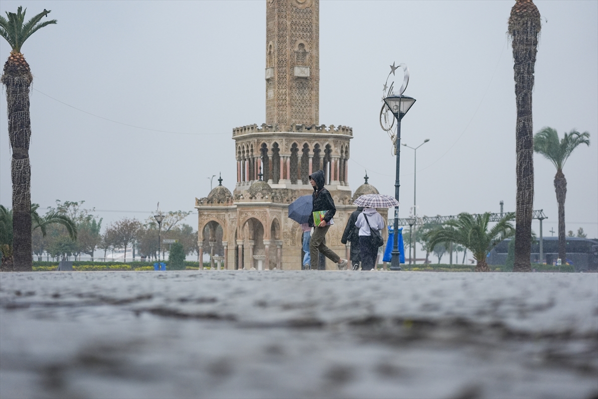 İzmir'de sağanak etkili oldu