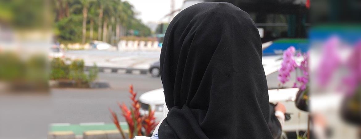 Almanya'da 81 yaşındaki kadın saldırdığı kız çocuklarından birinin başörtüsünü zorla çıkardı