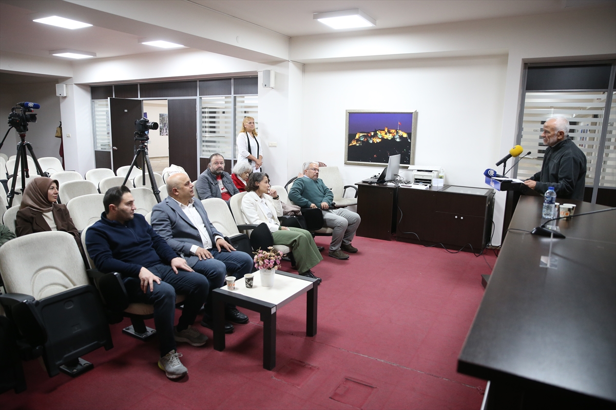 Kastamonu'da "Dünyanın Beşibiryerdesi" paneli düzenlendi