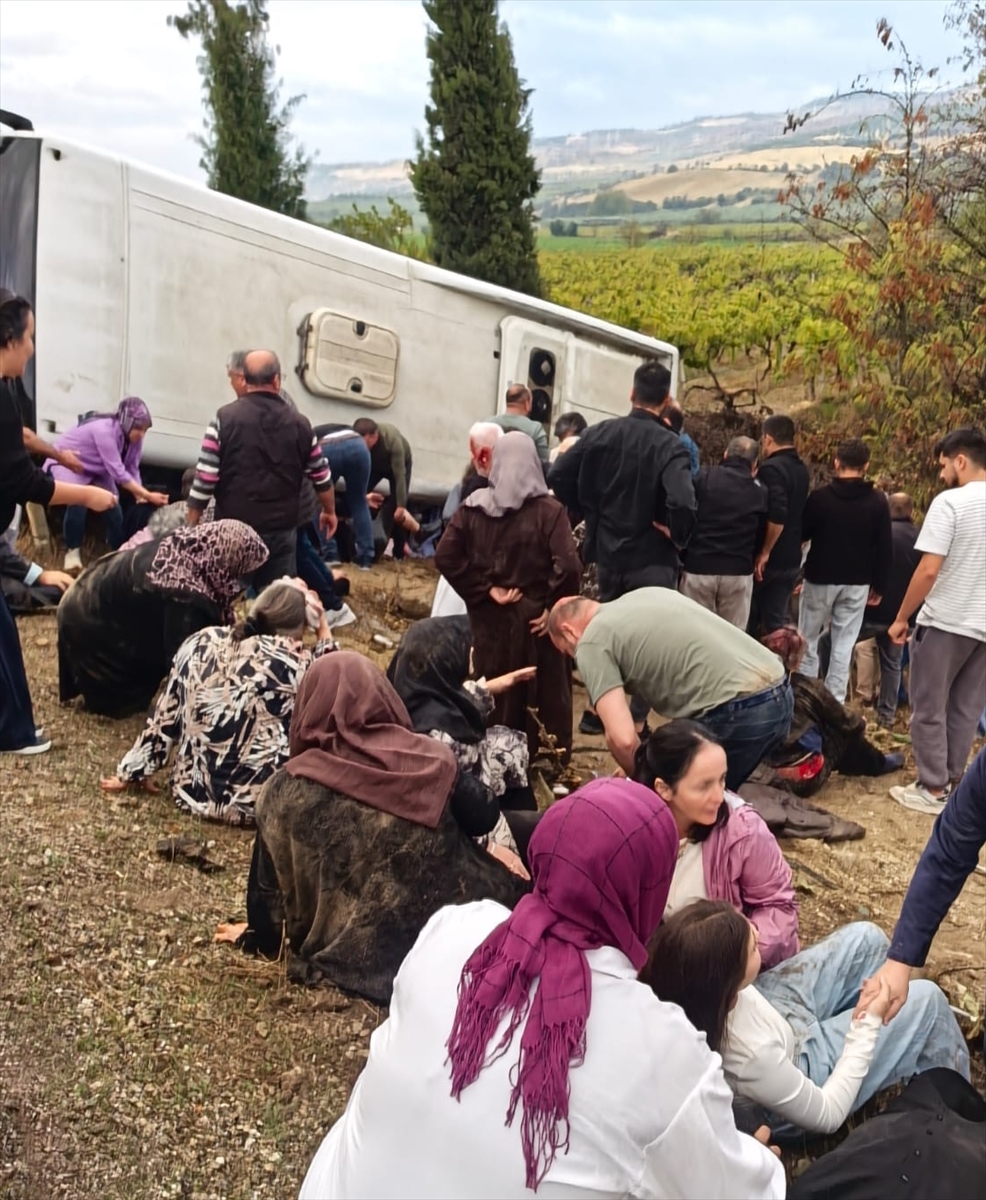 Denizli'de midibüsün devrildiği kazada 1 kişi öldü, 32 kişi yaralandı
