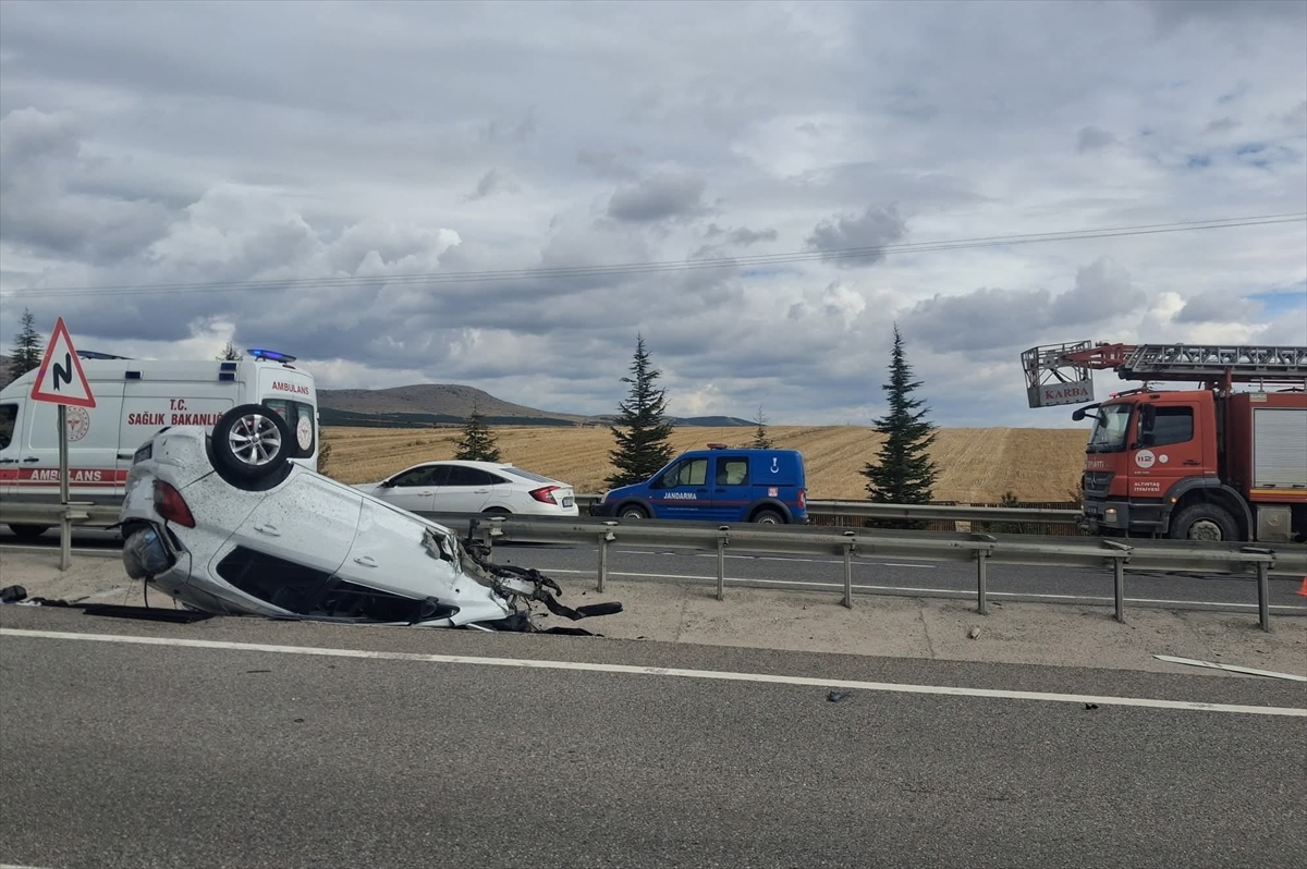 Kütahya'da devrilen otomobilin karşı şeride fırlayan tekeri başka kazaya neden oldu