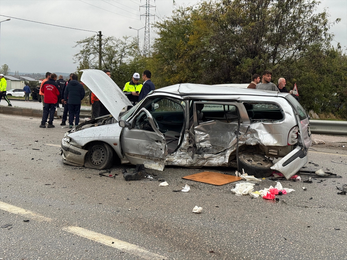 Balıkesir&#039;de polis aracının karıştığı kazada 3 kişi yaralandı