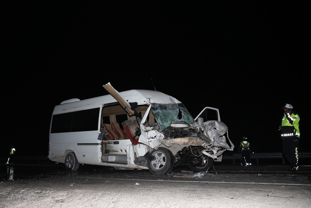 Hatay'da minibüs ile traktörün çarpışması sonucu 14 kişi yaralandı