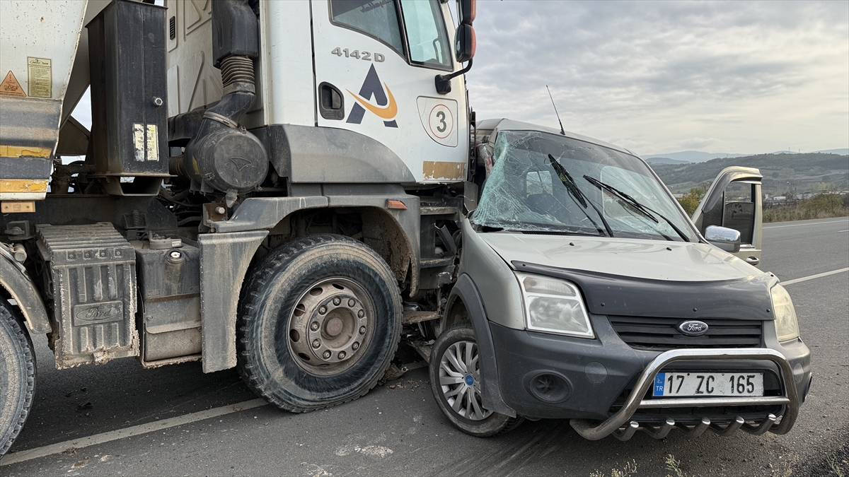 Çanakkale'de kamyon ile ticari aracın çarpıştığı kazada 1 kişi öldü