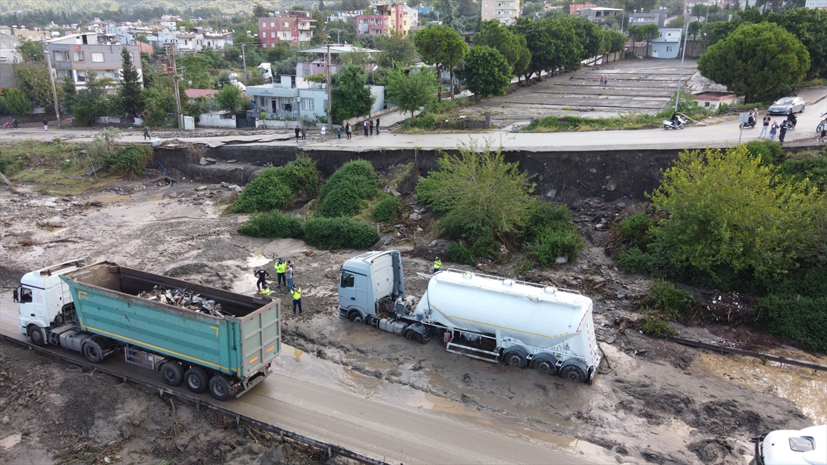 Hatay'da sağanak nedeniyle Toprakkale-İskenderun Otoyolu'nda araçlar mahsur kaldı