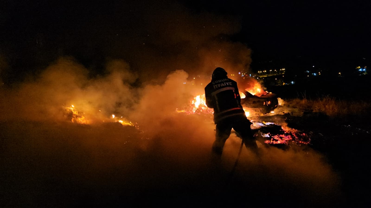 Çorum'da otomobilde çıkan ve atık malzemelere sıçrayarak büyüyen yangın söndürüldü