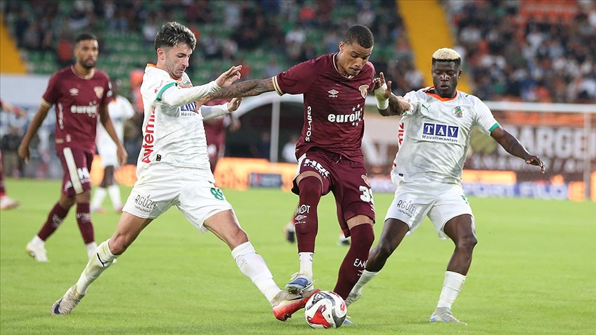 "En az gol yiyen" Göztepe, "namağlup" ünvanını kaybetti