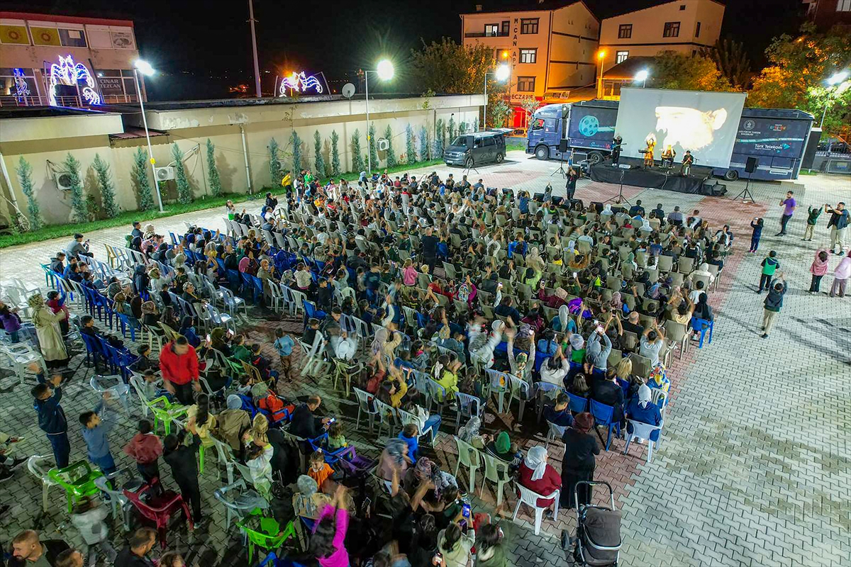 Kilometrelerce yol kateden "sinema tırı" binlerce çocuğu beyaz perdeyle buluşturdu