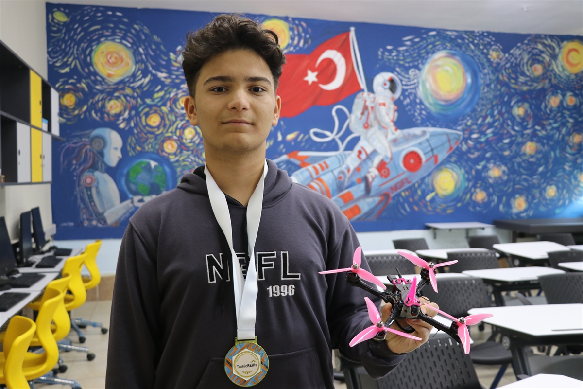 Kütahyalı lise öğrencisi uluslararası yarışmada sıfırdan dron yaparak şampiyon oldu