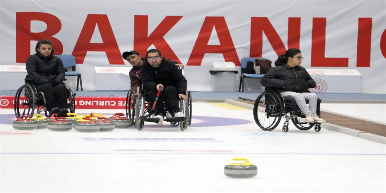 Erzurum’da düzenlenen seçmelere katılan 10 sporcu, tekerlekli sandalye curling milli takımına girmek için mücadele ediyor.
