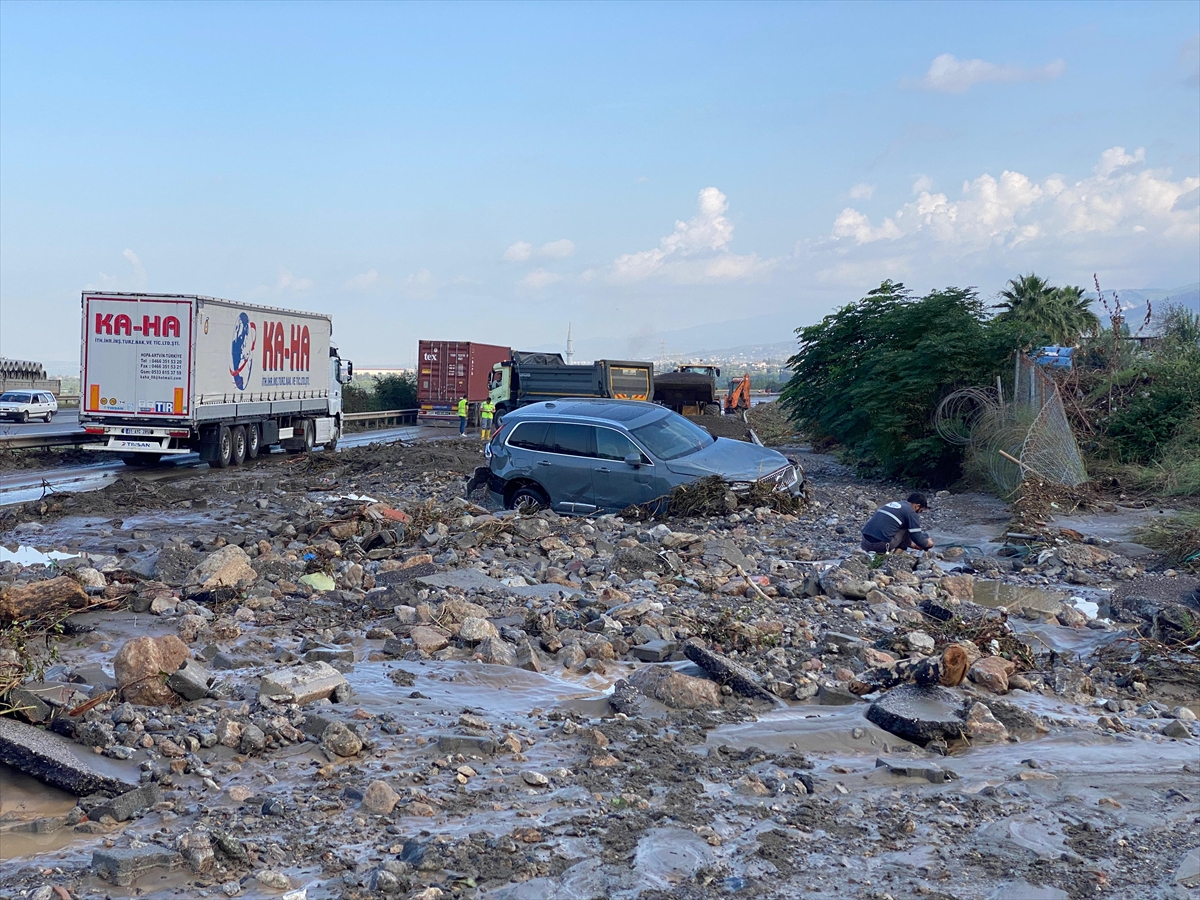 Hatay'da sağanak nedeniyle ev ve iş yerlerini su bastı, araçlar yollarda mahsur kaldı