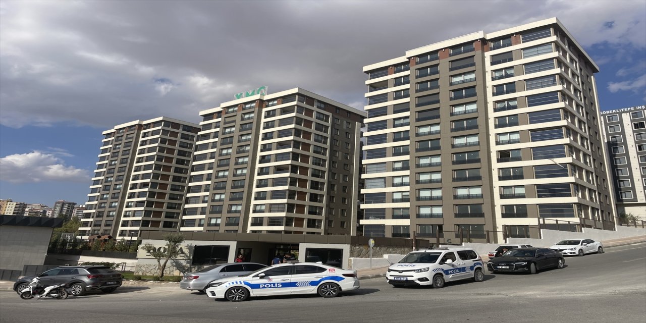 Şanlıurfa Karaköprü’de iki grup arasında çıkan bıçaklı kavgada 9 kişi yaralandı, polis olayla ilgili soruşturma başlattı.