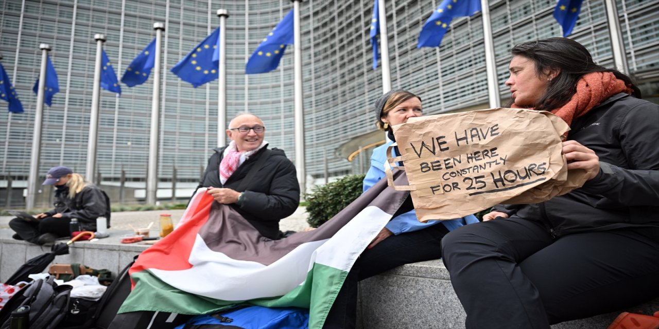 AB Komisyonu önünde protesto yapan grup İsrail’e karşı yaptırımların artırılması ve savaş suçları için yaptırım çağrısı yaptı