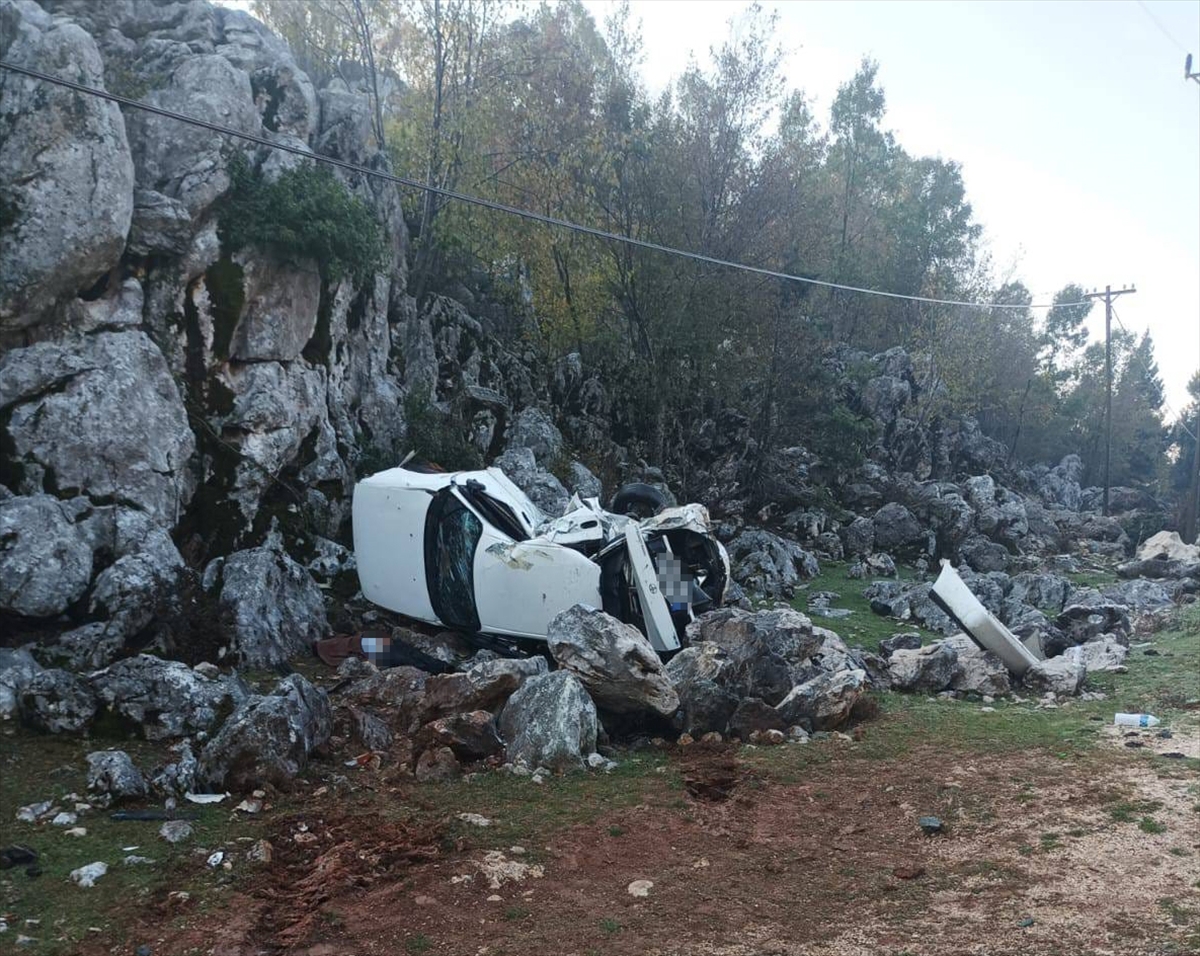 Osmaniye'de devrilen otomobildeki 1 kişi öldü, 1 kişi ağır yaralandı