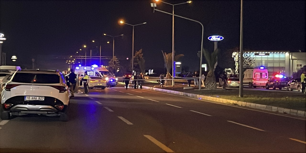 Cezaevi firarisi Mustafa Emlik’in halı saha yanında havaya ateş açarak gençleri korkuttuğu anlar kameraya yansıdı